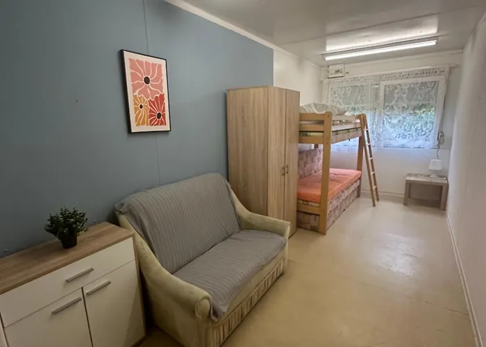 Autocamp Free Star - A Bungalovy Kemp Strachotin